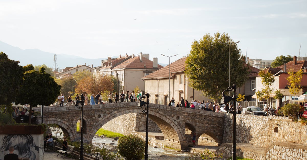 découvrez le kosovo, un pays riche en histoire et en culture, situé au cœur des balkans. explorez ses paysages pittoresques, son patrimoine architectural unique et la diversité de ses traditions. plongez dans l'âme kosovare à travers ses villages authentiques et ses villes dynamiques.