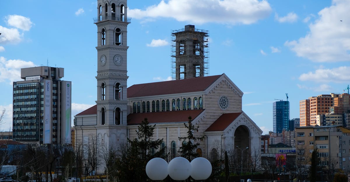 découvrez le kosovo, un pays riche en histoire et en culture, niché au cœur des balkans. explorez ses paysages époustouflants, sa gastronomie savoureuse et son patrimoine unique, tout en apprenant sur son passé tumultueux et son chemin vers l'indépendance.