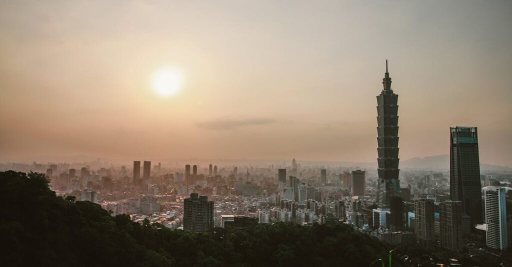 découvrez taiwan, une île dynamique mêlant traditions anciennes et modernité. explorez ses paysages époustouflants, sa culture riche, sa gastronomie savoureuse et ses villes animées. partez à l'aventure en faisant un tour des célèbres temples, des marchés nocturnes et des montagnes majestueuses.